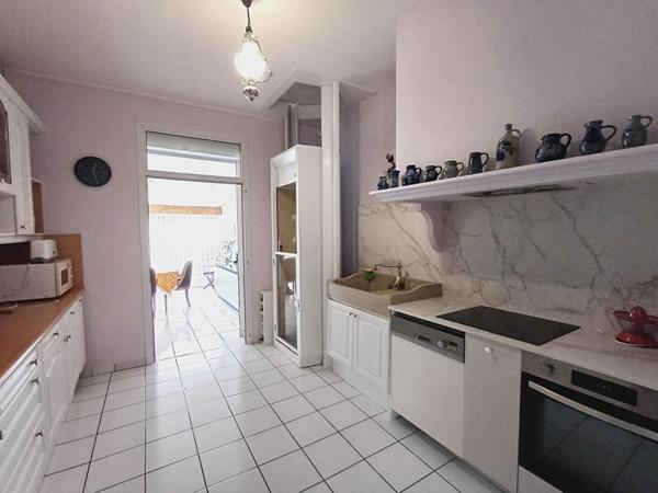 Quartier des fleurs, maison de ville typée fin années 40 avec studio, garage et jardin