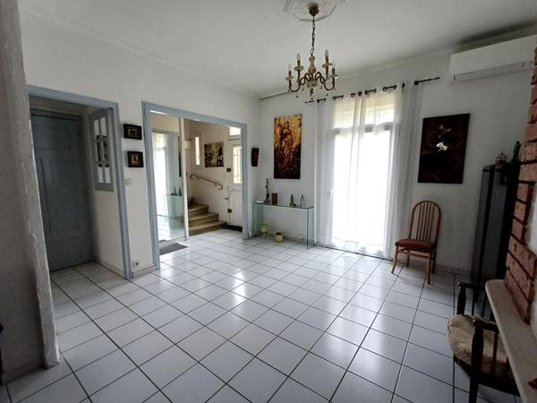 Quartier des fleurs, maison de ville typée fin années 40 avec studio, garage et jardin