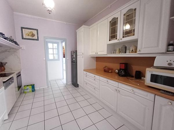 Quartier des fleurs, maison de ville typée fin années 40 avec studio, garage et jardin