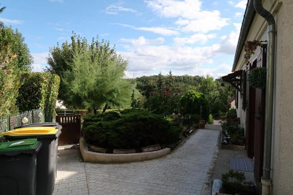 PAVILLON INDIVIDUEL ELEVE SUR SOUS -SOL TOTAL AVEC ACCES VOITURES