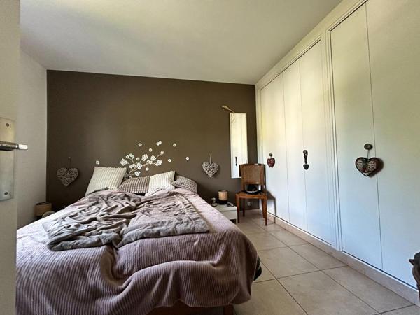 PAVILLON INDIVIDUEL ELEVE SUR SOUS -SOL TOTAL AVEC ACCES VOITURES