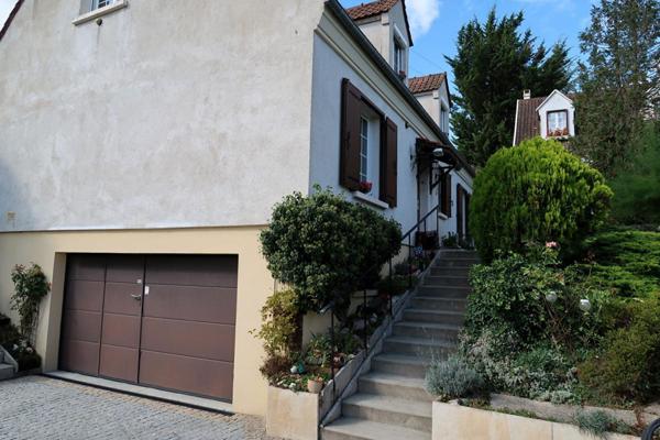 PAVILLON INDIVIDUEL ELEVE SUR SOUS -SOL TOTAL AVEC ACCES VOITURES