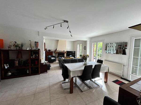 PAVILLON INDIVIDUEL ELEVE SUR SOUS -SOL TOTAL AVEC ACCES VOITURES