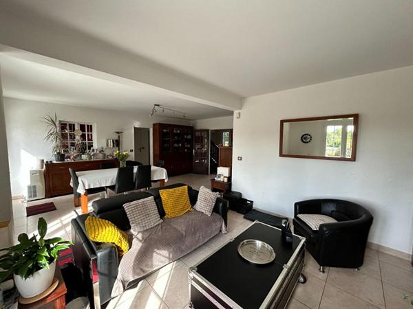 PAVILLON INDIVIDUEL ELEVE SUR SOUS -SOL TOTAL AVEC ACCES VOITURES