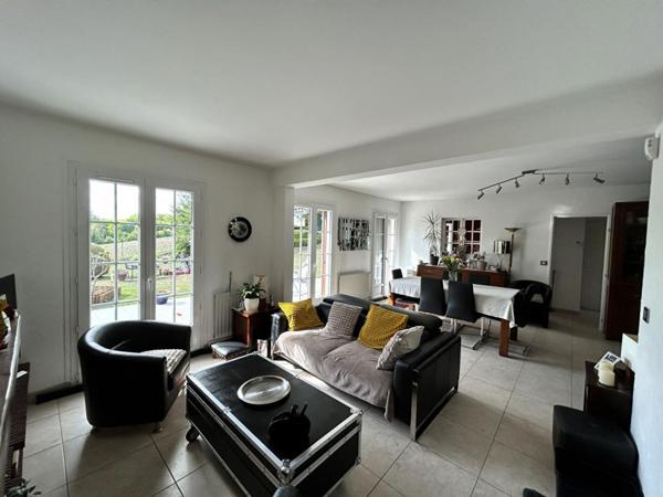 PAVILLON INDIVIDUEL ELEVE SUR SOUS -SOL TOTAL AVEC ACCES VOITURES