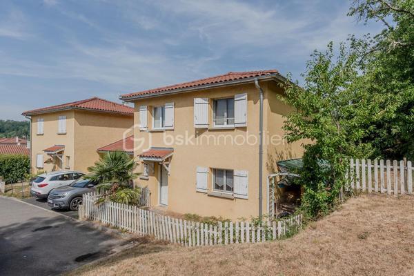 A 10 minutes à pied du centre ville de Montluel et de la gare, au calme et sans vis à vis, cette maison mitoyenne par le garage de 92m2 construite en 2012 sur un terrain de 316m2 saura vous ravir avec ses prestations et son environnement. Le lotissement comprend 15 maisons. 
Elle se compose: 
Au rez de chaussée:
- d'un hall d’entrée avec placards de rangement de 6,72m2
- d'une cuisine équipée ouverte sur le salon de 36,90m2 avec un poêle à granules donnant sur une terrasse orientée Ouest
- d'un WC de 1,95m2

A l'étage: 
- d'une chambre de 9,25m2
- d'une chambre de 10,21m2 avec un grand dressing de 9m2 pouvant être la 4ème chambre
- d'une chambre de 9,15m2
- d'une salle de bain avec baignoire de 3,76m2
- d'un WC de 1,72m2

Un garage isolé de 19,38m2 avec une partie buanderie et une mezzanine pour le rangement complète le bien. Il y a également 2 places de parking devant la maison. 

Côté prestations: 
- Fenêtres double vitrage PVC + moustiquaires+ volets battants en bois
- Poêle à granules installé en 2016
- Chauffage électrique avec radiateurs
- Chauffe-eau changé en 2024
- Fibre
- Tout à l’égout
- Récupérateur d’eau
- Charges de lotissement annuelles : 168€

En résumé, maison fonctionnelle et bien placée avec possibilité de 4 chambres au calme dans un environnement verdoyant. 
A visiter sans tarder pour mieux apprécier! 
Visite virtuelle disponible.
