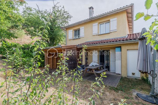 A 10 minutes à pied du centre ville de Montluel et de la gare, au calme et sans vis à vis, cette maison mitoyenne par le garage de 92m2 construite en 2012 sur un terrain de 316m2 saura vous ravir avec ses prestations et son environnement. Le lotissement comprend 15 maisons. 
Elle se compose: 
Au rez de chaussée:
- d'un hall d’entrée avec placards de rangement de 6,72m2
- d'une cuisine équipée ouverte sur le salon de 36,90m2 avec un poêle à granules donnant sur une terrasse orientée Ouest
- d'un WC de 1,95m2

A l'étage: 
- d'une chambre de 9,25m2
- d'une chambre de 10,21m2 avec un grand dressing de 9m2 pouvant être la 4ème chambre
- d'une chambre de 9,15m2
- d'une salle de bain avec baignoire de 3,76m2
- d'un WC de 1,72m2

Un garage isolé de 19,38m2 avec une partie buanderie et une mezzanine pour le rangement complète le bien. Il y a également 2 places de parking devant la maison. 

Côté prestations: 
- Fenêtres double vitrage PVC + moustiquaires+ volets battants en bois
- Poêle à granules installé en 2016
- Chauffage électrique avec radiateurs
- Chauffe-eau changé en 2024
- Fibre
- Tout à l’égout
- Récupérateur d’eau
- Charges de lotissement annuelles : 168€

En résumé, maison fonctionnelle et bien placée avec possibilité de 4 chambres au calme dans un environnement verdoyant. 
A visiter sans tarder pour mieux apprécier! 
Visite virtuelle disponible.