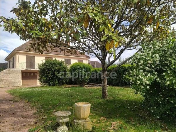 Maison familiale de plus de 220 m² avec 5 chambres, piscine, sauna, terrain clos, vue dégagée