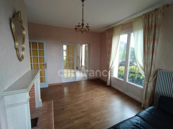 Maison familiale de plus de 220 m² avec 5 chambres, piscine, sauna, terrain clos, vue dégagée