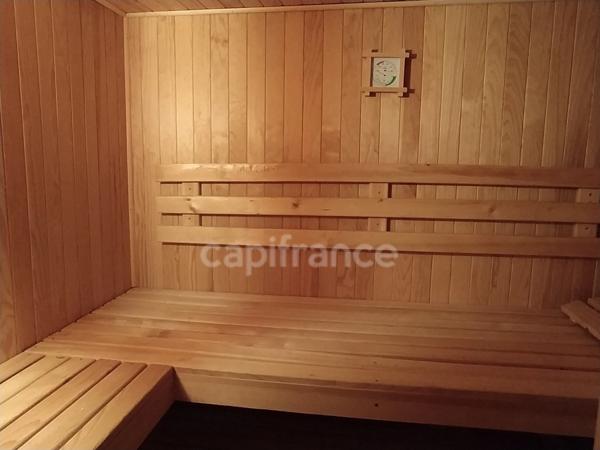 Maison familiale de plus de 220 m² avec 5 chambres, piscine, sauna, terrain clos, vue dégagée