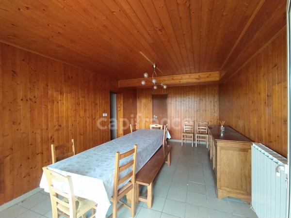 Maison familiale de plus de 220 m² avec 5 chambres, piscine, sauna, terrain clos, vue dégagée