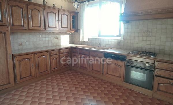 Maison familiale de plus de 220 m² avec 5 chambres, piscine, sauna, terrain clos, vue dégagée