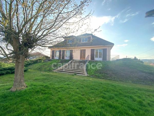Maison familiale de plus de 220 m² avec 5 chambres, piscine, sauna, terrain clos, vue dégagée