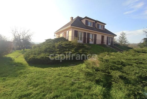 Maison familiale de plus de 220 m² avec 5 chambres, piscine, sauna, terrain clos, vue dégagée