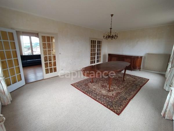 Maison familiale de plus de 220 m² avec 5 chambres, piscine, sauna, terrain clos, vue dégagée