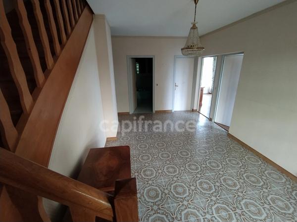 Maison familiale de plus de 220 m² avec 5 chambres, piscine, sauna, terrain clos, vue dégagée