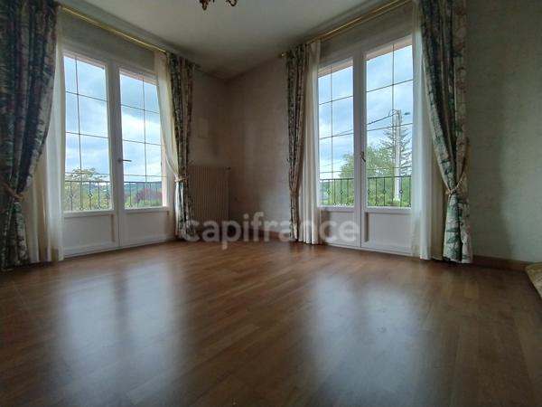 Maison familiale de plus de 220 m² avec 5 chambres, piscine, sauna, terrain clos, vue dégagée