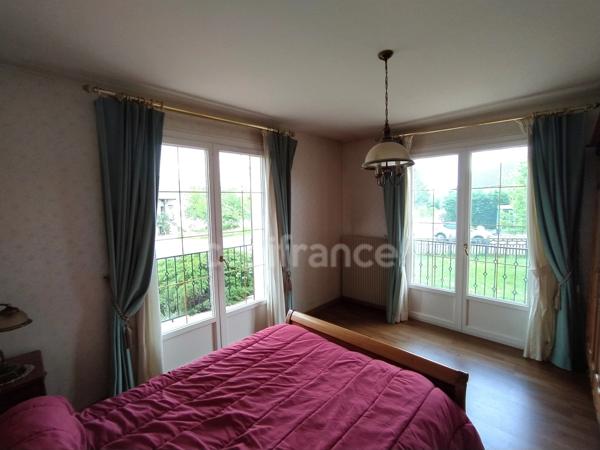Maison familiale de plus de 220 m² avec 5 chambres, piscine, sauna, terrain clos, vue dégagée