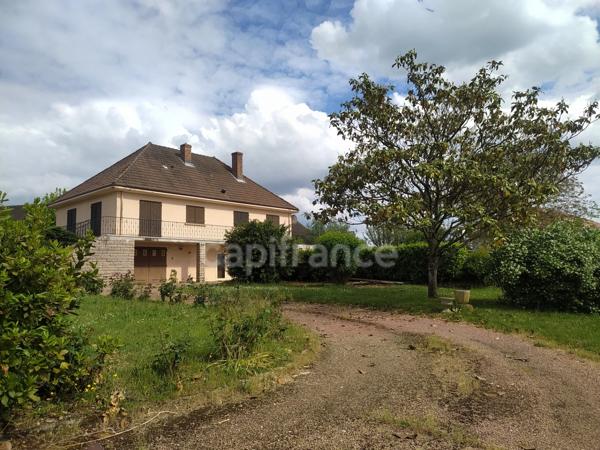 Maison familiale de plus de 220 m² avec 5 chambres, piscine, sauna, terrain clos, vue dégagée