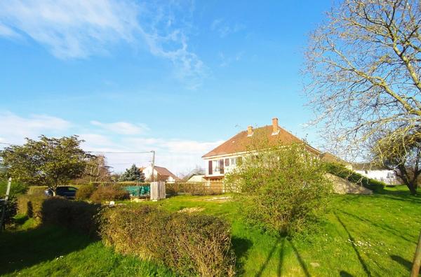 Maison familiale de plus de 220 m² avec 5 chambres, piscine, sauna, terrain clos, vue dégagée