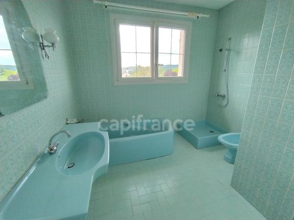 Maison familiale de plus de 220 m² avec 5 chambres, piscine, sauna, terrain clos, vue dégagée