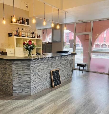 Rare à la vente! Belle Affaire à saisir rapidement!! Emplacement de premier ordre et prestations haut de gamme!!
Saisissez l'opportunité de reprendre les locaux de cet établissement de renom, idéalement situé sur les quais de Port Ariane à Lattes, bénéficiant d'une visibilité exceptionnelle et d'une vue imprenable sur le port. Dans un esprit chaleureux et accueillant, ce lieu avec environ 110m²exploitable, est prêt et sans aucun travaux à prévoir.
​   Les Espaces & Agencement:
​Intérieur (60 m² environ) : Un espace d'accueil climatisé comprenant une entrée avec bar fonctionnel et un espace sanitaire. La cuisine (35 m²) est entièrement équipée avec du matériel haut de gamme, configuré et validé par un Chef cuisinier reconnu, titré. Les équipements sont les suivants: piano 4feux, four à gaz, four électrique, bain marie 6bacs, frigo 3portes, chambre froide, cellule de refroidissement, plonge, 4 lampes chauffantes.
​Extérieur (50 m² environ) : Une magnifique véranda entièrement aménagée et climatisée, offrant un confort absolu aux clients en toutes saisons avec vue sur le port.
Possibilité de louer en sus, un espace de terrasse extérieur
​ Conditions Financières Économiques :​Loyer mensuel : 1 478 € CC (dont Prov.75€, prov.TOM49€, tva 225€)
Un coup de coeur pour une affaire exceptionnelle  à ne pas manquer.