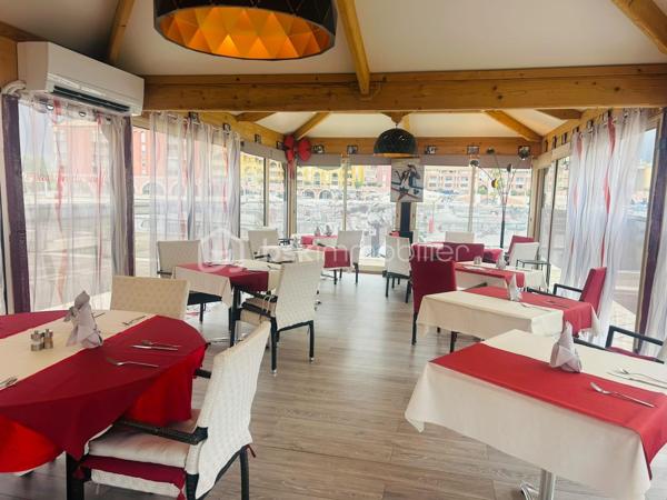 Rare à la vente! Belle Affaire à saisir rapidement!! Emplacement de premier ordre et prestations haut de gamme!!
Saisissez l'opportunité de reprendre les locaux de cet établissement de renom, idéalement situé sur les quais de Port Ariane à Lattes, bénéficiant d'une visibilité exceptionnelle et d'une vue imprenable sur le port. Dans un esprit chaleureux et accueillant, ce lieu avec environ 110m²exploitable, est prêt et sans aucun travaux à prévoir.
​   Les Espaces & Agencement:
​Intérieur (60 m² environ) : Un espace d'accueil climatisé comprenant une entrée avec bar fonctionnel et un espace sanitaire. La cuisine (35 m²) est entièrement équipée avec du matériel haut de gamme, configuré et validé par un Chef cuisinier reconnu, titré. Les équipements sont les suivants: piano 4feux, four à gaz, four électrique, bain marie 6bacs, frigo 3portes, chambre froide, cellule de refroidissement, plonge, 4 lampes chauffantes.
​Extérieur (50 m² environ) : Une magnifique véranda entièrement aménagée et climatisée, offrant un confort absolu aux clients en toutes saisons avec vue sur le port.
Possibilité de louer en sus, un espace de terrasse extérieur
​ Conditions Financières Économiques :​Loyer mensuel : 1 478 € CC (dont Prov.75€, prov.TOM49€, tva 225€)
Un coup de coeur pour une affaire exceptionnelle  à ne pas manquer.