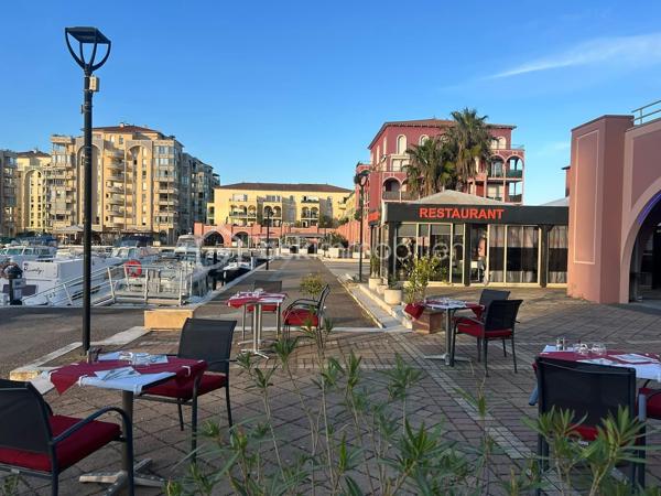 Rare à la vente! Belle Affaire à saisir rapidement!! Emplacement de premier ordre et prestations haut de gamme!!
Saisissez l'opportunité de reprendre les locaux de cet établissement de renom, idéalement situé sur les quais de Port Ariane à Lattes, bénéficiant d'une visibilité exceptionnelle et d'une vue imprenable sur le port. Dans un esprit chaleureux et accueillant, ce lieu avec environ 110m²exploitable, est prêt et sans aucun travaux à prévoir.
​   Les Espaces & Agencement:
​Intérieur (60 m² environ) : Un espace d'accueil climatisé comprenant une entrée avec bar fonctionnel et un espace sanitaire. La cuisine (35 m²) est entièrement équipée avec du matériel haut de gamme, configuré et validé par un Chef cuisinier reconnu, titré. Les équipements sont les suivants: piano 4feux, four à gaz, four électrique, bain marie 6bacs, frigo 3portes, chambre froide, cellule de refroidissement, plonge, 4 lampes chauffantes.
​Extérieur (50 m² environ) : Une magnifique véranda entièrement aménagée et climatisée, offrant un confort absolu aux clients en toutes saisons avec vue sur le port.
Possibilité de louer en sus, un espace de terrasse extérieur
​ Conditions Financières Économiques :​Loyer mensuel : 1 478 € CC (dont Prov.75€, prov.TOM49€, tva 225€)
Un coup de coeur pour une affaire exceptionnelle  à ne pas manquer.