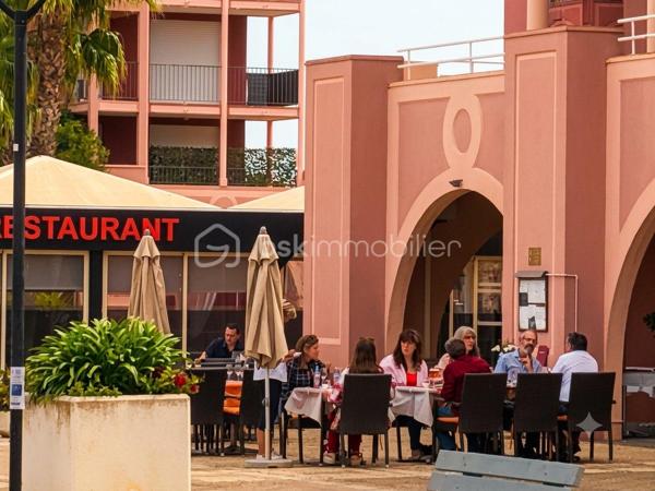 Rare à la vente! Belle Affaire à saisir rapidement!! Emplacement de premier ordre et prestations haut de gamme!!
Saisissez l'opportunité de reprendre les locaux de cet établissement de renom, idéalement situé sur les quais de Port Ariane à Lattes, bénéficiant d'une visibilité exceptionnelle et d'une vue imprenable sur le port. Dans un esprit chaleureux et accueillant, ce lieu avec environ 110m²exploitable, est prêt et sans aucun travaux à prévoir.
​   Les Espaces & Agencement:
​Intérieur (60 m² environ) : Un espace d'accueil climatisé comprenant une entrée avec bar fonctionnel et un espace sanitaire. La cuisine (35 m²) est entièrement équipée avec du matériel haut de gamme, configuré et validé par un Chef cuisinier reconnu, titré. Les équipements sont les suivants: piano 4feux, four à gaz, four électrique, bain marie 6bacs, frigo 3portes, chambre froide, cellule de refroidissement, plonge, 4 lampes chauffantes.
​Extérieur (50 m² environ) : Une magnifique véranda entièrement aménagée et climatisée, offrant un confort absolu aux clients en toutes saisons avec vue sur le port.
Possibilité de louer en sus, un espace de terrasse extérieur
​ Conditions Financières Économiques :​Loyer mensuel : 1 478 € CC (dont Prov.75€, prov.TOM49€, tva 225€)
Un coup de coeur pour une affaire exceptionnelle  à ne pas manquer.