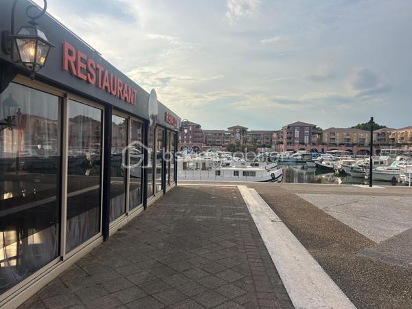 Rare à la vente! Belle Affaire à saisir rapidement!! Emplacement de premier ordre et prestations haut de gamme!!
Saisissez l'opportunité de reprendre les locaux de cet établissement de renom, idéalement situé sur les quais de Port Ariane à Lattes, bénéficiant d'une visibilité exceptionnelle et d'une vue imprenable sur le port. Dans un esprit chaleureux et accueillant, ce lieu avec environ 110m²exploitable, est prêt et sans aucun travaux à prévoir.
​   Les Espaces & Agencement:
​Intérieur (60 m² environ) : Un espace d'accueil climatisé comprenant une entrée avec bar fonctionnel et un espace sanitaire. La cuisine (35 m²) est entièrement équipée avec du matériel haut de gamme, configuré et validé par un Chef cuisinier reconnu, titré. Les équipements sont les suivants: piano 4feux, four à gaz, four électrique, bain marie 6bacs, frigo 3portes, chambre froide, cellule de refroidissement, plonge, 4 lampes chauffantes.
​Extérieur (50 m² environ) : Une magnifique véranda entièrement aménagée et climatisée, offrant un confort absolu aux clients en toutes saisons avec vue sur le port.
Possibilité de louer en sus, un espace de terrasse extérieur
​ Conditions Financières Économiques :​Loyer mensuel : 1 478 € CC (dont Prov.75€, prov.TOM49€, tva 225€)
Un coup de coeur pour une affaire exceptionnelle  à ne pas manquer.