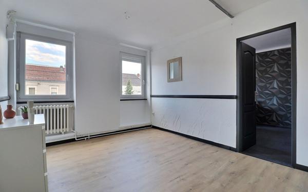 Appartement à vendre    2 pièces • 210 m2 Ham-sous-Varsberg