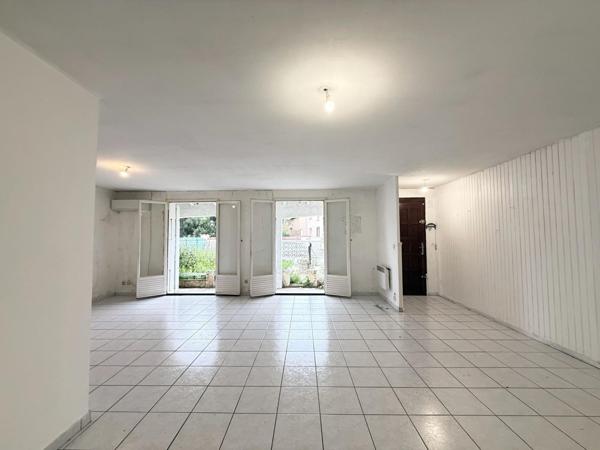 SAINT LAURENT DE LA SALANQUE MAISON  T3, 2 FACES, A RENOVER ,EXTERIEUR,GARAGE ET PLACES DE PARKING