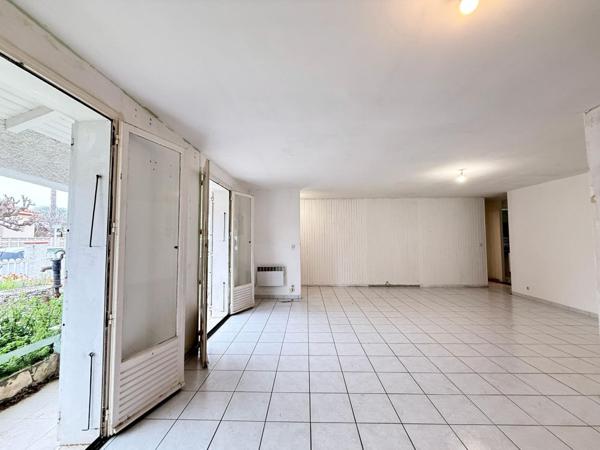 SAINT LAURENT DE LA SALANQUE MAISON  T3, 2 FACES, A RENOVER ,EXTERIEUR,GARAGE ET PLACES DE PARKING