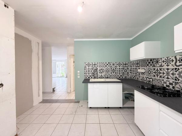 SAINT LAURENT DE LA SALANQUE MAISON  T3, 2 FACES, A RENOVER ,EXTERIEUR,GARAGE ET PLACES DE PARKING