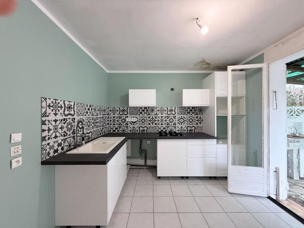 SAINT LAURENT DE LA SALANQUE MAISON  T3, 2 FACES, A RENOVER ,EXTERIEUR,GARAGE ET PLACES DE PARKING