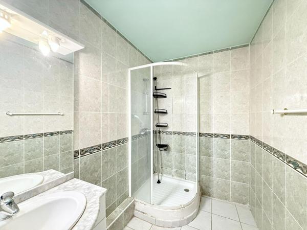 SAINT LAURENT DE LA SALANQUE MAISON  T3, 2 FACES, A RENOVER ,EXTERIEUR,GARAGE ET PLACES DE PARKING