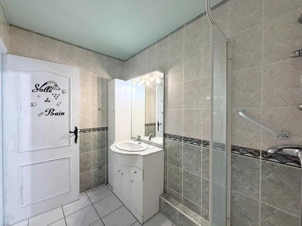 SAINT LAURENT DE LA SALANQUE MAISON  T3, 2 FACES, A RENOVER ,EXTERIEUR,GARAGE ET PLACES DE PARKING