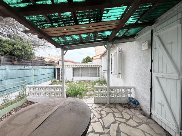 SAINT LAURENT DE LA SALANQUE MAISON  T3, 2 FACES, A RENOVER ,EXTERIEUR,GARAGE ET PLACES DE PARKING