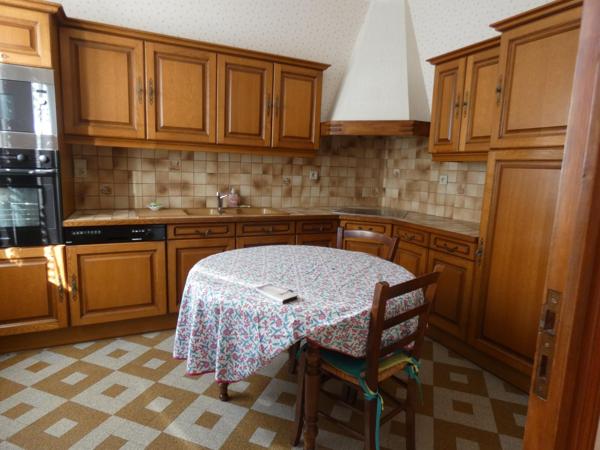 Maison de type 5 mitoyenne 135 m² environ.