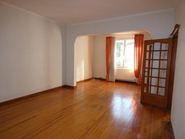 Maison de type 5 mitoyenne 135 m² environ.