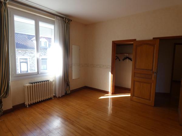 Maison de type 5 mitoyenne 135 m² environ.