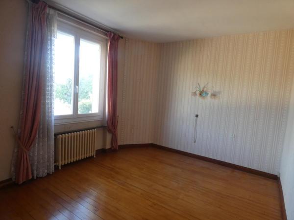 Maison de type 5 mitoyenne 135 m² environ.
