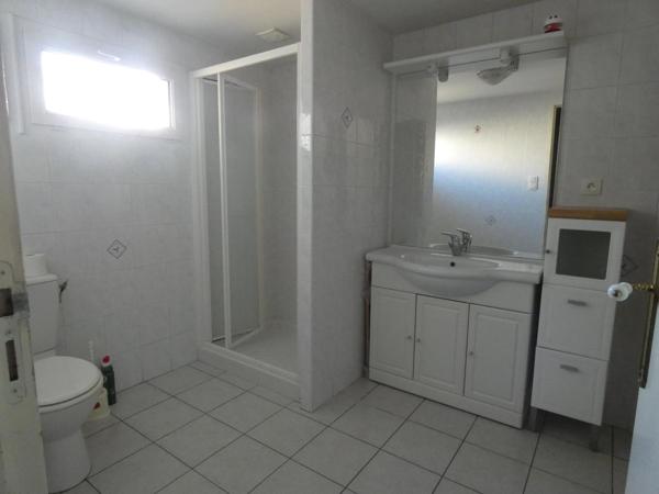Maison de type 5 mitoyenne 135 m² environ.