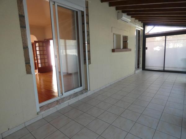 Maison de type 5 mitoyenne 135 m² environ.