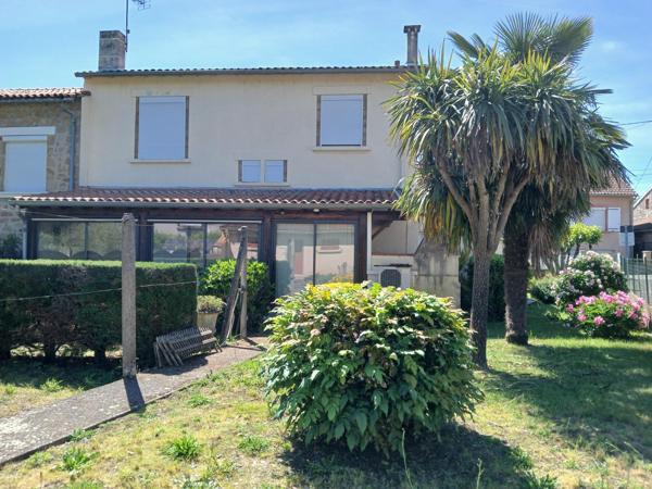 Maison de type 5 mitoyenne 135 m² environ.