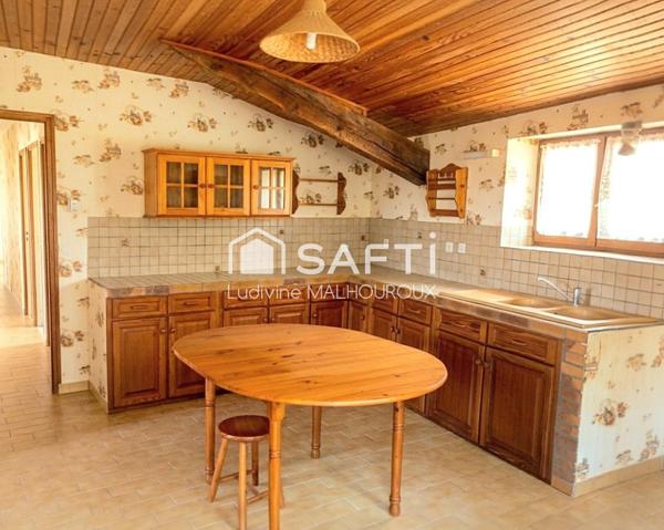 CHARMANT – MAISON ANCIENNE EN PIERRE – 135 m² HABITABLES – TERRAIN 1 817 m² – FORT POTENTIEL DE RÉNOVATION