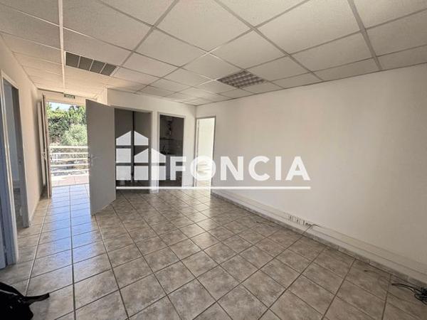 À vendre Local commercial 69.9 m² - Marignane 13700