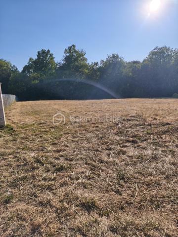 Terrain à bâtir situé au bout d'une impasse.
Idéalement situé sur COULOUNIEIX avec un arrêt de bus à moins de 100 mètres.
Proche commerces et équipements sportifs.
Orientation intéressante.