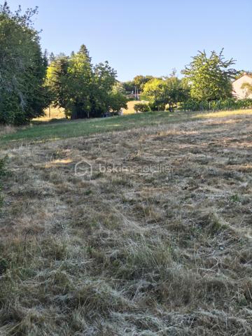 Terrain à bâtir situé au bout d'une impasse.
Idéalement situé sur COULOUNIEIX avec un arrêt de bus à moins de 100 mètres.
Proche commerces et équipements sportifs.
Orientation intéressante.