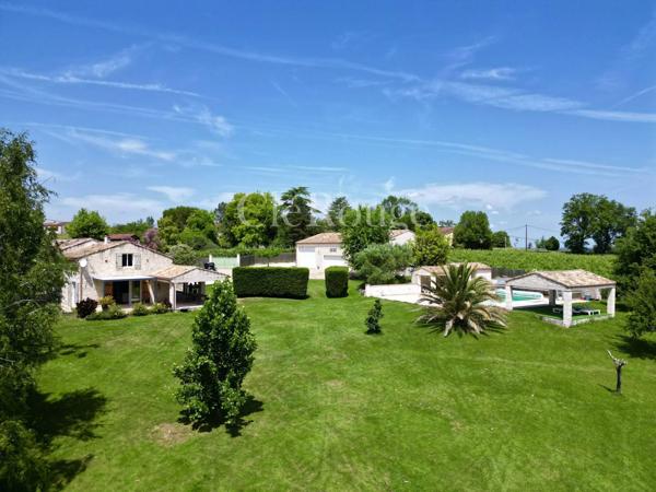 A proximité d'Eymet - Propriété de charme avec maison d'amis, grand garage, piscine et vue panoramique